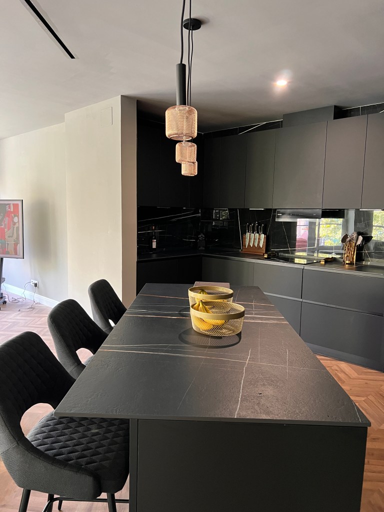 Ejemplos de nuestros trabajos/ samples of our works
LOCREATIVO STUDIO, proyectos, diseño, valencia, reformas, interiorismo, 3D, renders, presupuestos, calidad, detalle, smart, Siri, Alexa, ok, google, antes, después, obra, ejemplos, molduras